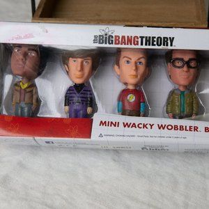 Funko - The Big Bang Theory Mini Wacky Wobbler Bobble Heads Sheldon Leonard Raj
